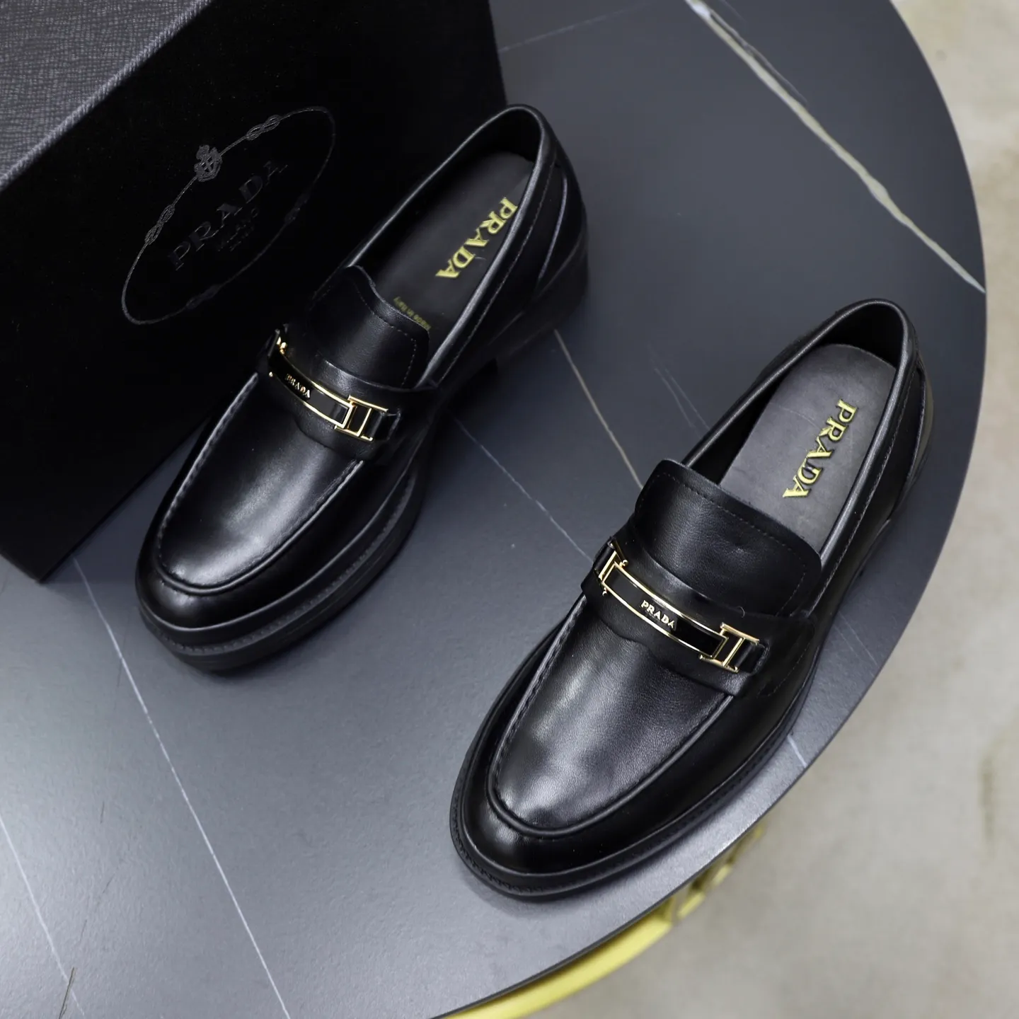 Men's shoes: 540💰🙅‍♂️🙅‍♂️🙅‍♂️ Brand: PRADA Standard code: Men's code 38-44 (45 can be customized) Grade: Same style as the official website Original order quality Material: Original cowhide surface Comfortable sheepskin lining Original outsole Style category: Men's fashionable casual leather shoes Distinguished big-name luxury elements Top luxury Color: actual picture color